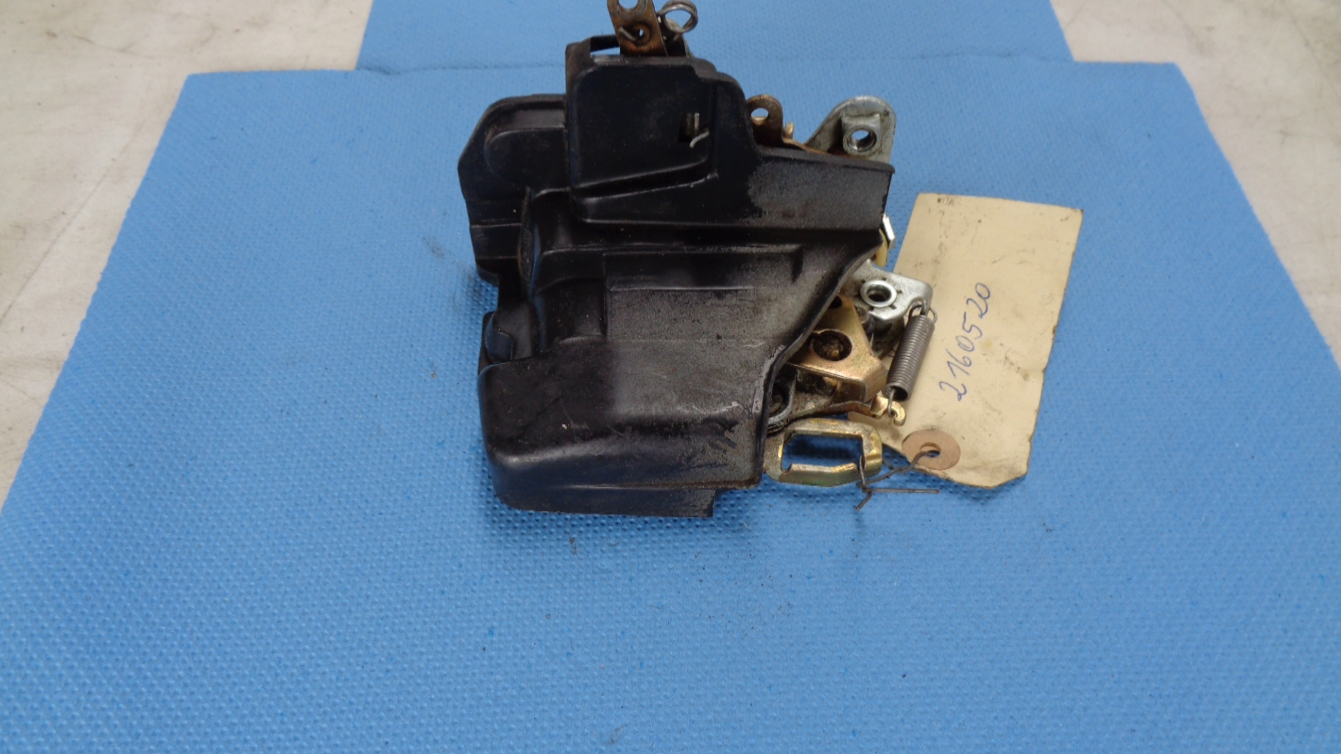 Türschloss mit Verkleidung vorne rechts für Mercedes W123 – Bild 4