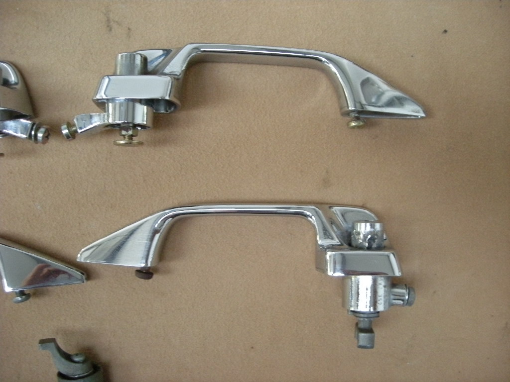 Türgriffe Satz (4 Griffe) und ein Heckdeckelschloss für Mercedes W115 – Bild 3